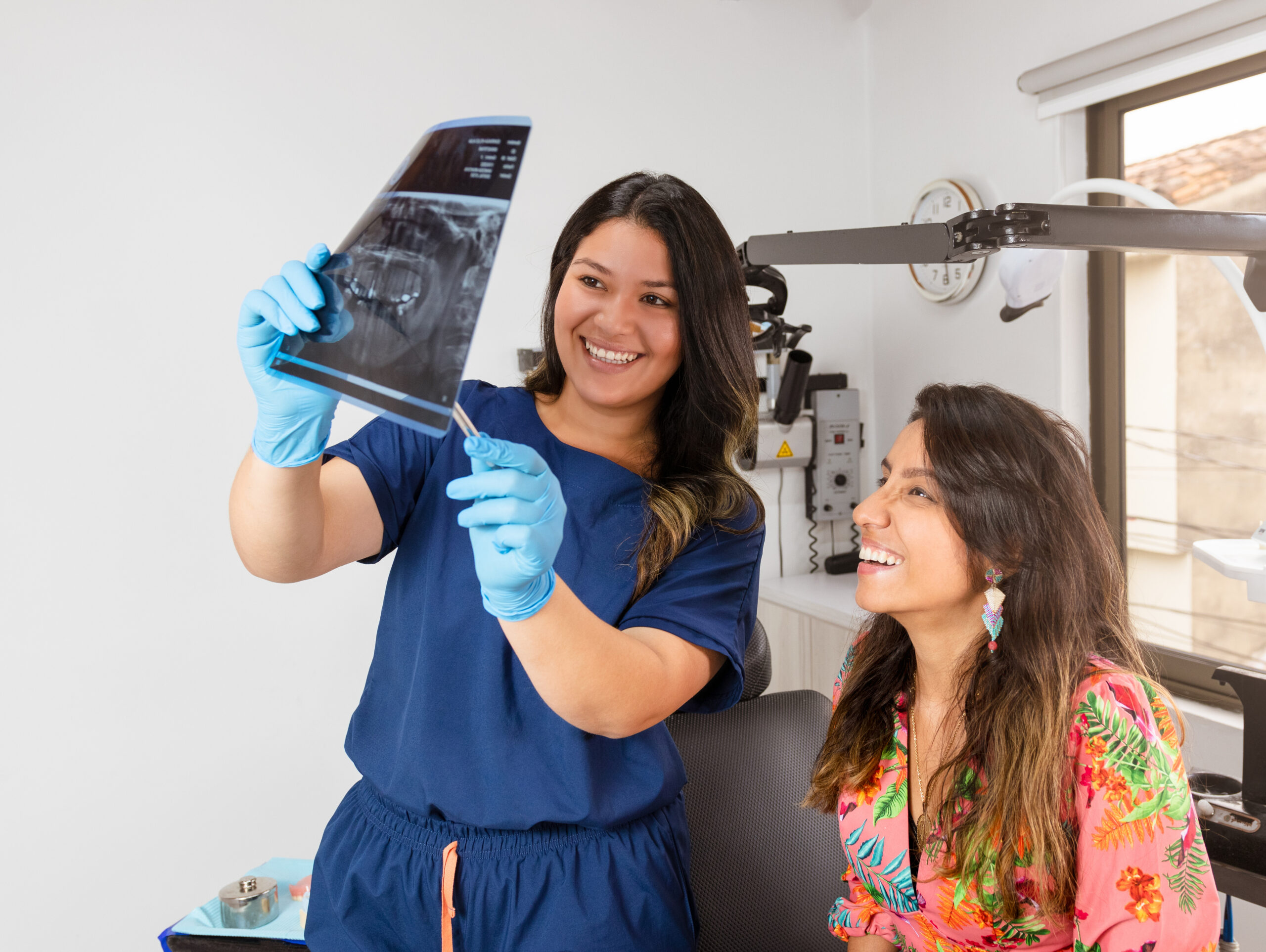 Dental Diagnosis: Odontologist Shares Radiograph with Patient